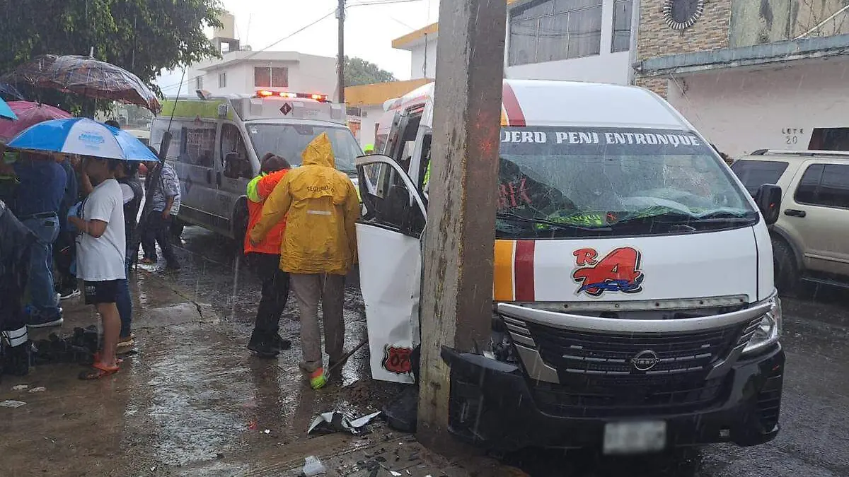 accidente de ruta azteca al impactarse contra un poste de luz